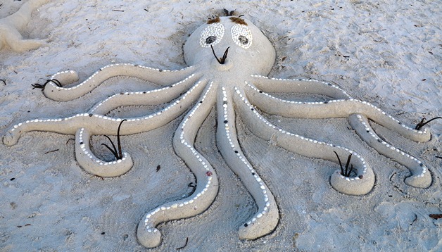 Oktopus am Strand aus Sand